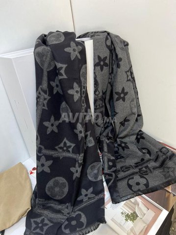 Chale Louis Vuitton LV23