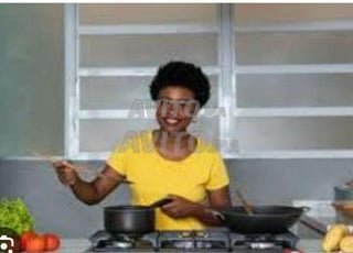 Femme polyvalente: ménage et cuisine sénégalaise