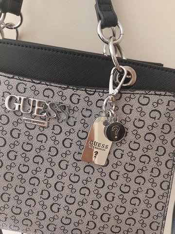 sac guess presque neuf Sacs et Accessoires a Rabat Avito.ma