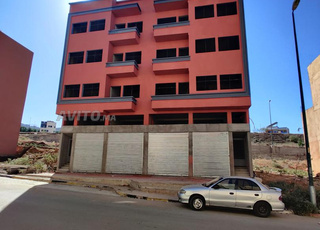 Immeuble commercial titré à vendre