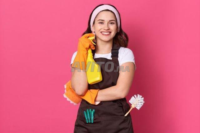 femme de ménage cuisinière qui passe la nuit 