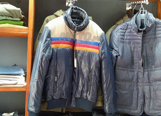   liquidation   بيع ملابس أصلية بالجملة والتقسيط