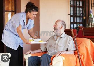 امرأة متعددة المهام طباخة مربية منزل