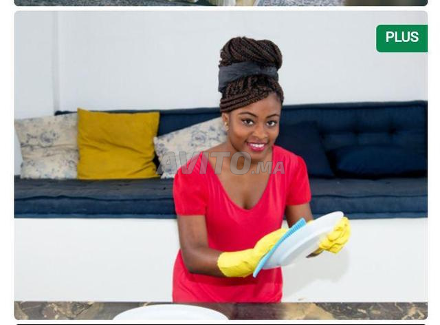 امرأة متعددة المهام طباخة مربية منزل