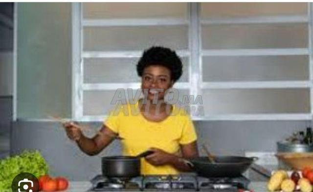 امرأة متعددة المهام طباخة مربية منزل