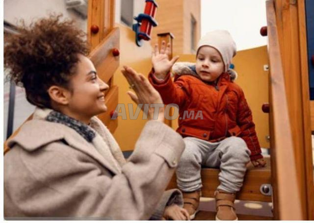 امرأة متعددة المهام طباخة مربية منزل