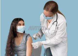 Femme polyvalente cuisinière garde personne âgée