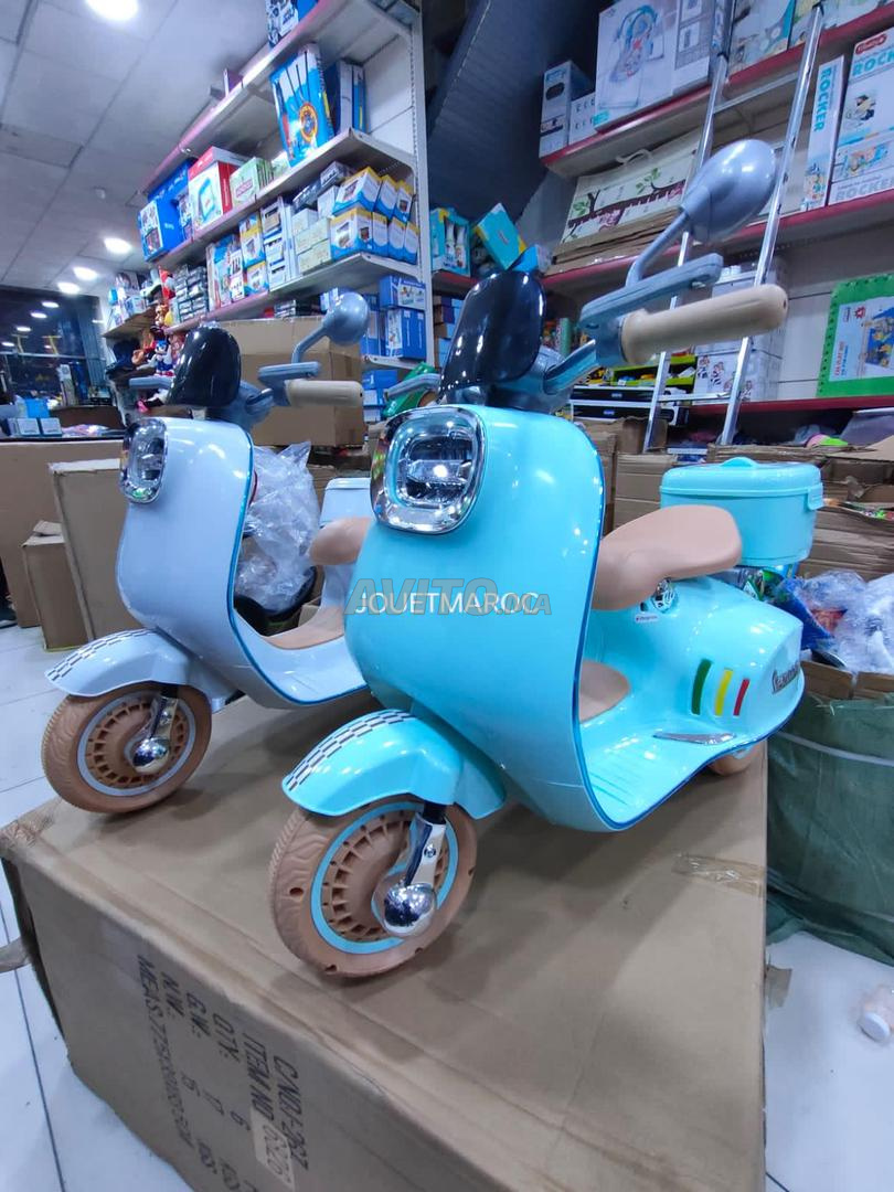 Vespa Moto électrique pour enfant Batterie 12v avec 2 moteurs , 4.5  Ah.blanc à prix pas cher