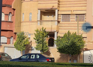 فيلا على الشارع الرئيسي