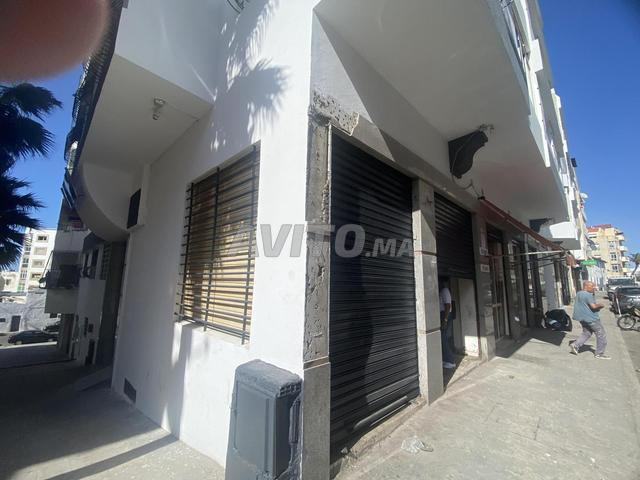 Magasin bien situé avec deux rideaux  - 2