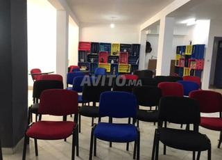 Chaise en tissu avec tablette en bois écritoires