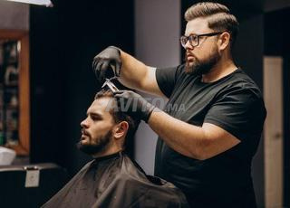 مطلوب حلاق محترف بدولة الكويت أجرة  نص بالنص     