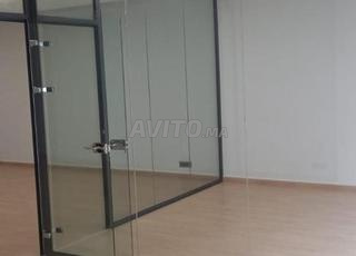 فصل وفصل من الألمنيوم والزجاج