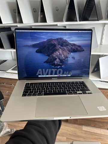 Macbook Pro 2019 i7 uhd 630 16 RAM/512 bettery 251