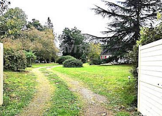 A vendre grand terrain à l’entrée des Ambassadeurs