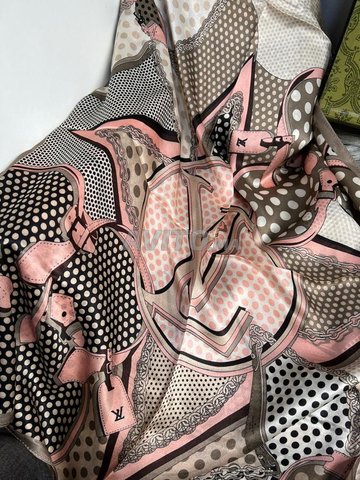 Chales en Soie Louis Vuitton LV653i