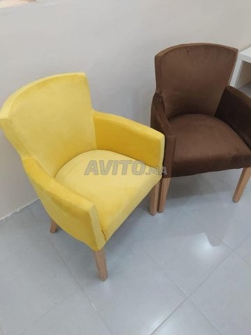 Chaises et table pour les salles a manger. 