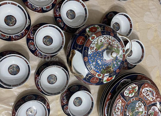 Porcelaine taous signé de qualité 