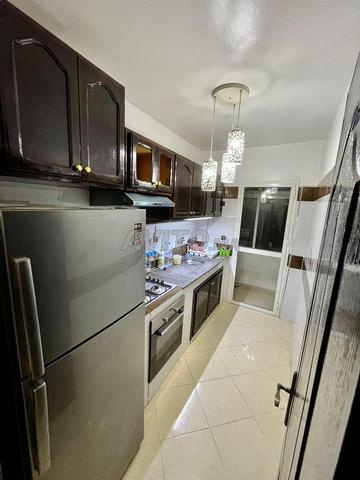 شقة بغرفتي نوم وصالون وحمام ومطبخ واتصال واي فاي