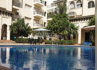 شقة مطلة على المسبح