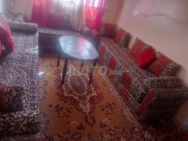 Salon moderne complet avec tapie rideaux et table