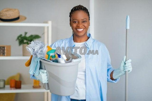 مساعدة منزلية أفريقية وإيفوارية متعددة المهام