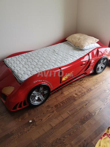 Lit voiture pour enfant avec matelas 