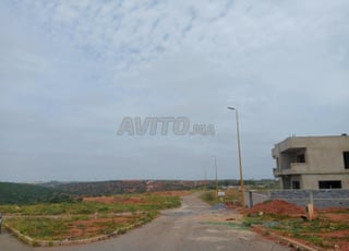 قطعة أرض فيلا 695 متر أليم بإطلالة بانورامية