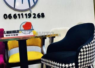 جميع الكراسي للمقهى