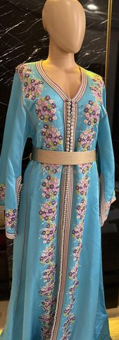 Caftan de luxe brodé à la main à très bon prix 