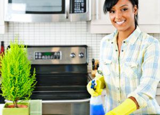 Femme de ménage et cuisine qui passe la nuit