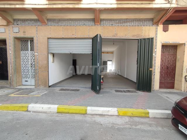محل 139م2 مع قبو للبيع في حي عادل كازا.
