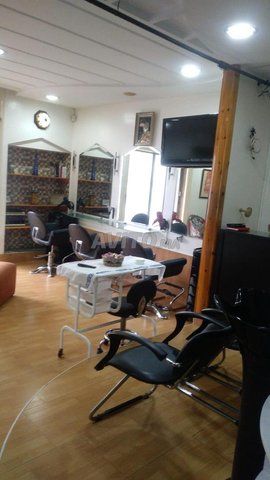 صالون حلاقة وتجميل مجهز بالكامل في شارع أنفا