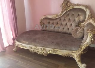 Fauteuil méridienne et deux tables en marbre