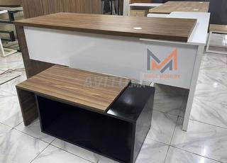 bureau / table reunion مكتب / طاولة اجتماعات