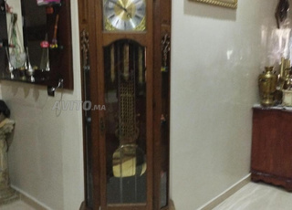 ساعة خشبية قديمة وأثرية 