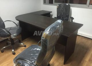 مكتب مع صندوق جديد