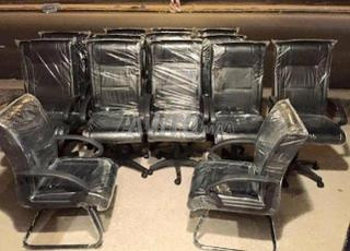 كرسي الزوار متوفر في العرض