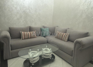 Salon avec une table basse 