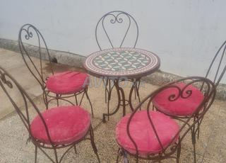 Table beldi chaises