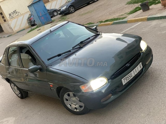 2001 Ford ESCORT