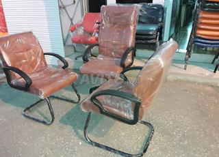 مجموعة من 3 كراسي متاحة