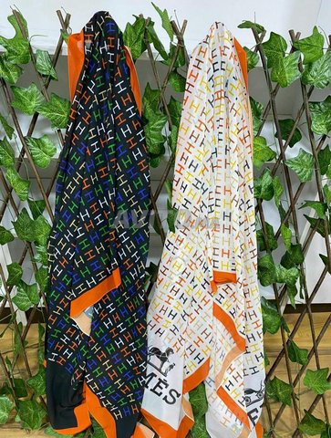 Chale Chic Hermes en Soie HR5190