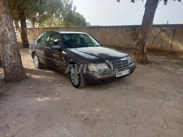 Mercedes-Benz 250 occasion Diesel Modèle 1995