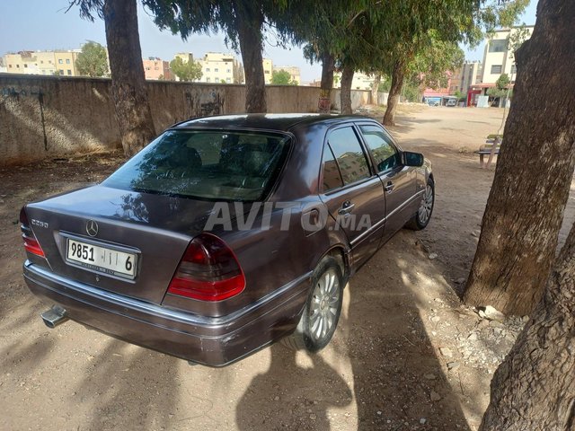 Mercedes-Benz 250 occasion Diesel Modèle 1995