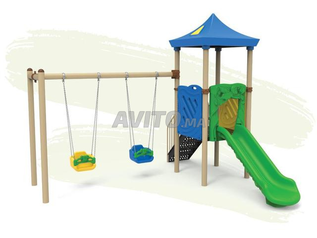 Structure avec toboggan et balançoire