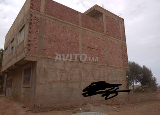 dar 2 fasad fwartas blasa zina bazzaf fiha jarda