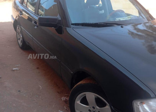 سيارة من نوع مرسيديس C220