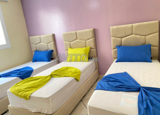 شقة جديدة للإيجار في حي المطار مع الإنترنت مجانًا