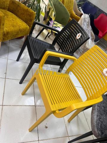 Chaises et tables pour café
